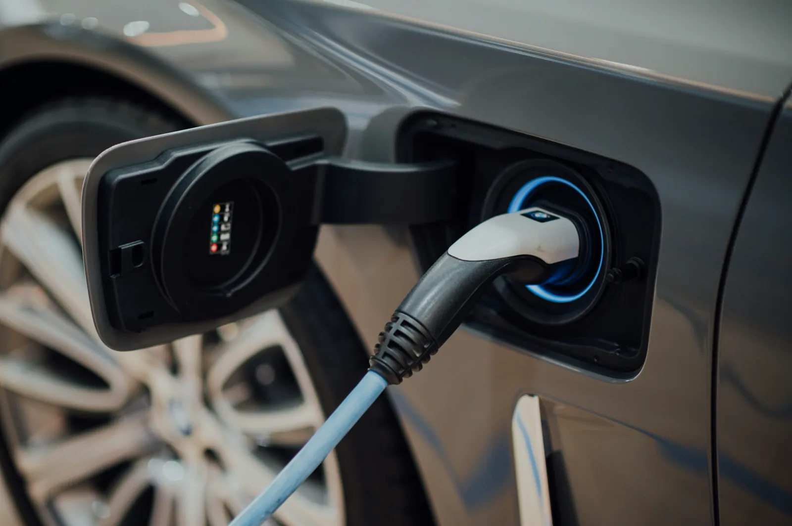 Punto de recarga de vehículo eléctrico instalado en una plaza de garaje de una comunidad de propietarios