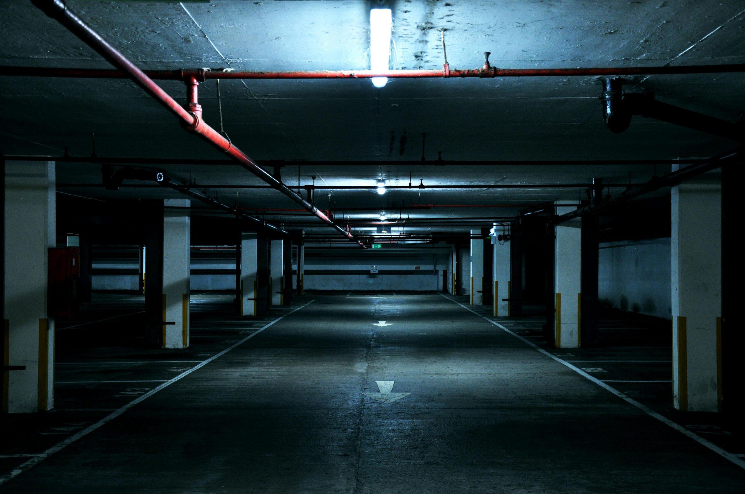 Garaje de comunidad de propietarios iluminado con tecnología LED y sensores de presencia