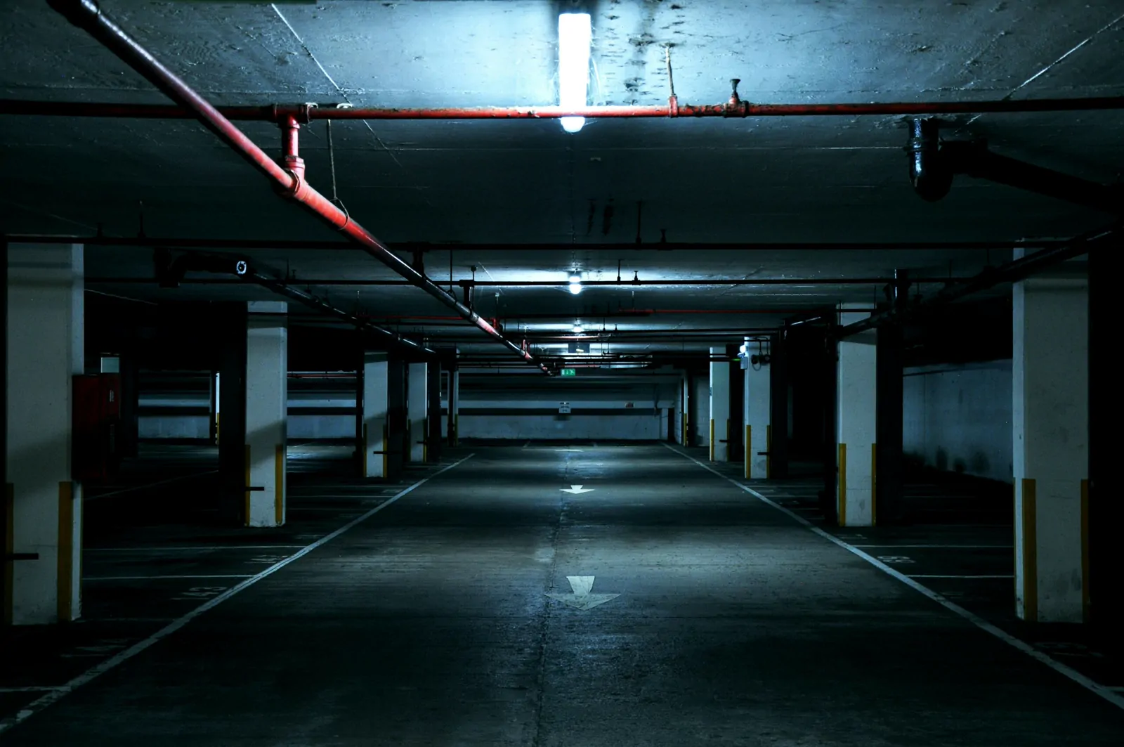 Garaje de comunidad de propietarios iluminado con tecnología LED y sensores de presencia