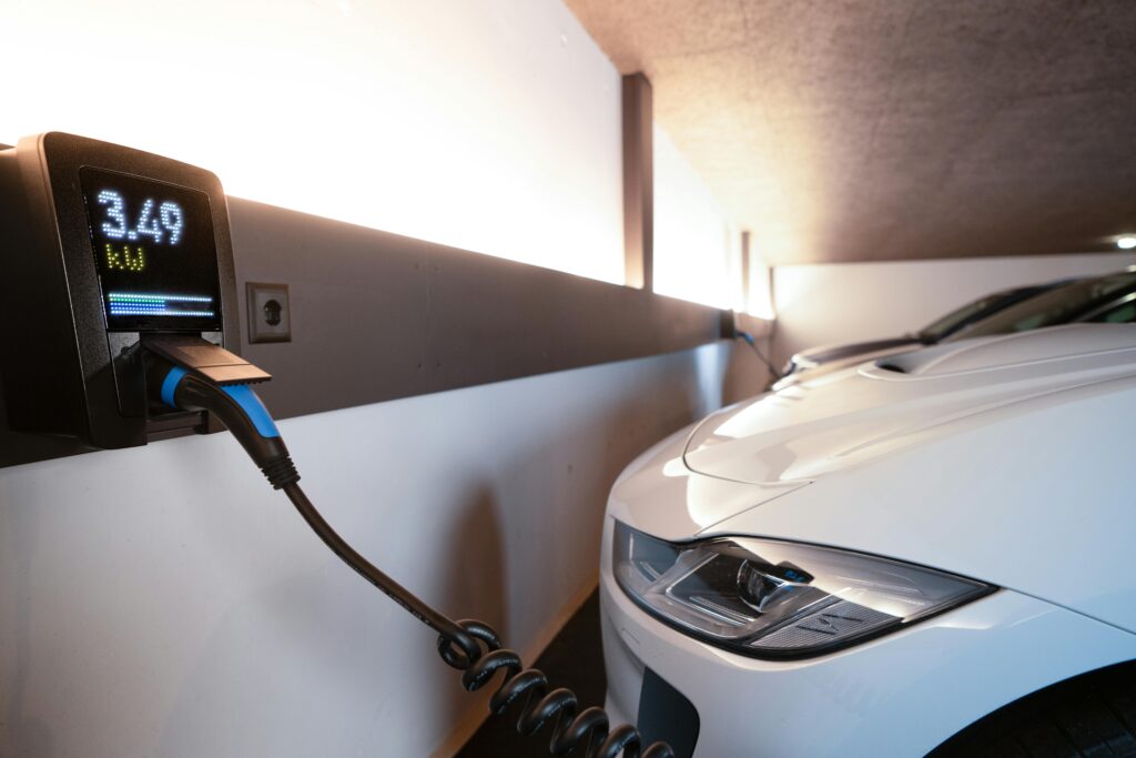 fotografía de un punto de recarga de vehículo eléctrico en un garaje comunitario